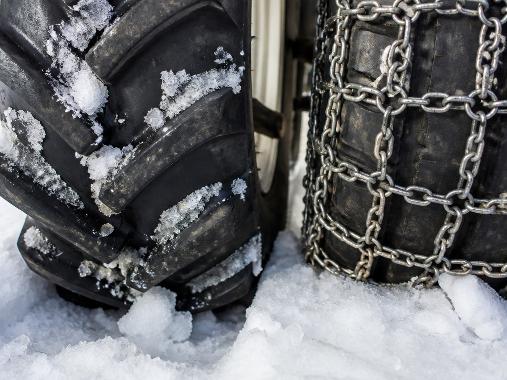 R1 vs R4 tractor tires snow performance with chains